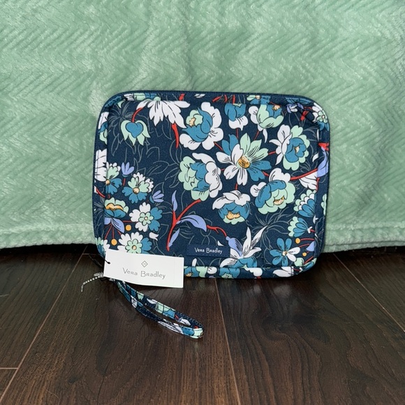 Vera Bradley Handbags - Vera Bradley Floral Wristlet